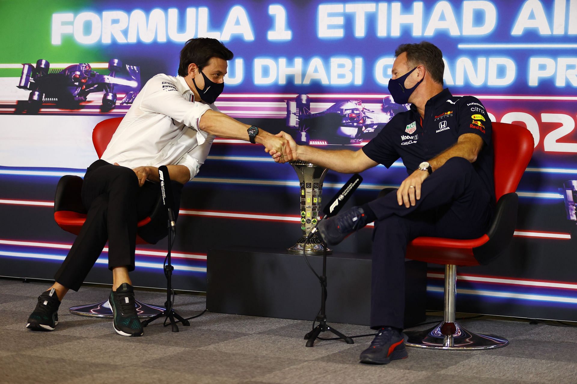F1 Grand Prix of Abu Dhabi - Practice - Toto Wolff (left) and Christian Horner (right) shake hands