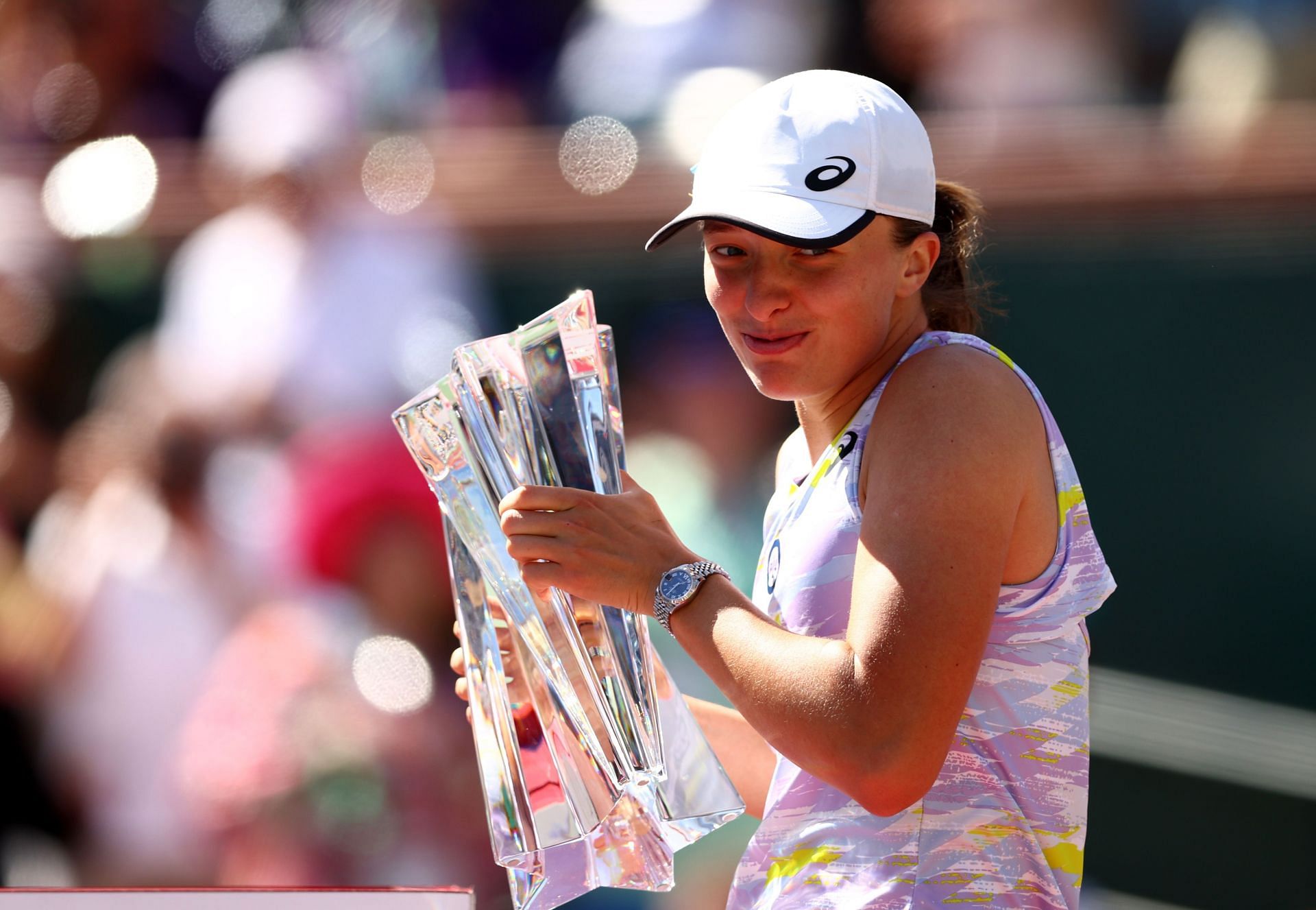 Iga Swiatek with the 2022 BNP Paribas Open trophy