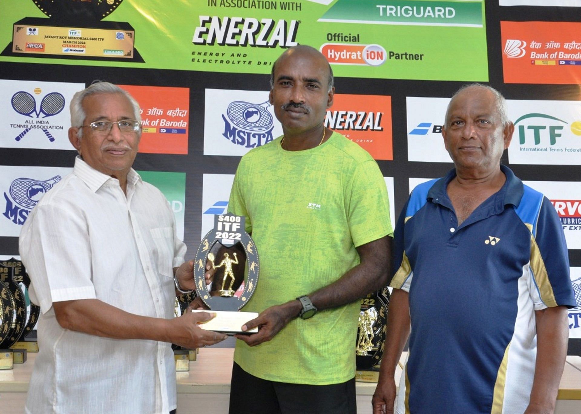 Rajesh Ganapathy (C) receiving the 50 plus singles trophy from MSLTA Life President Sharad Kannamwar (L) in the presence of Dosa Ramarao. (Pic credit: MSLTA)