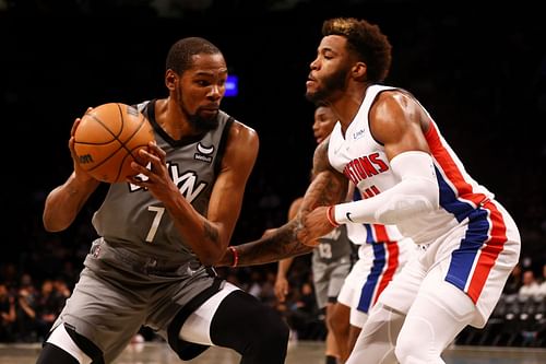 Kevin Durant being challenged by Saddiq Bey on a drive