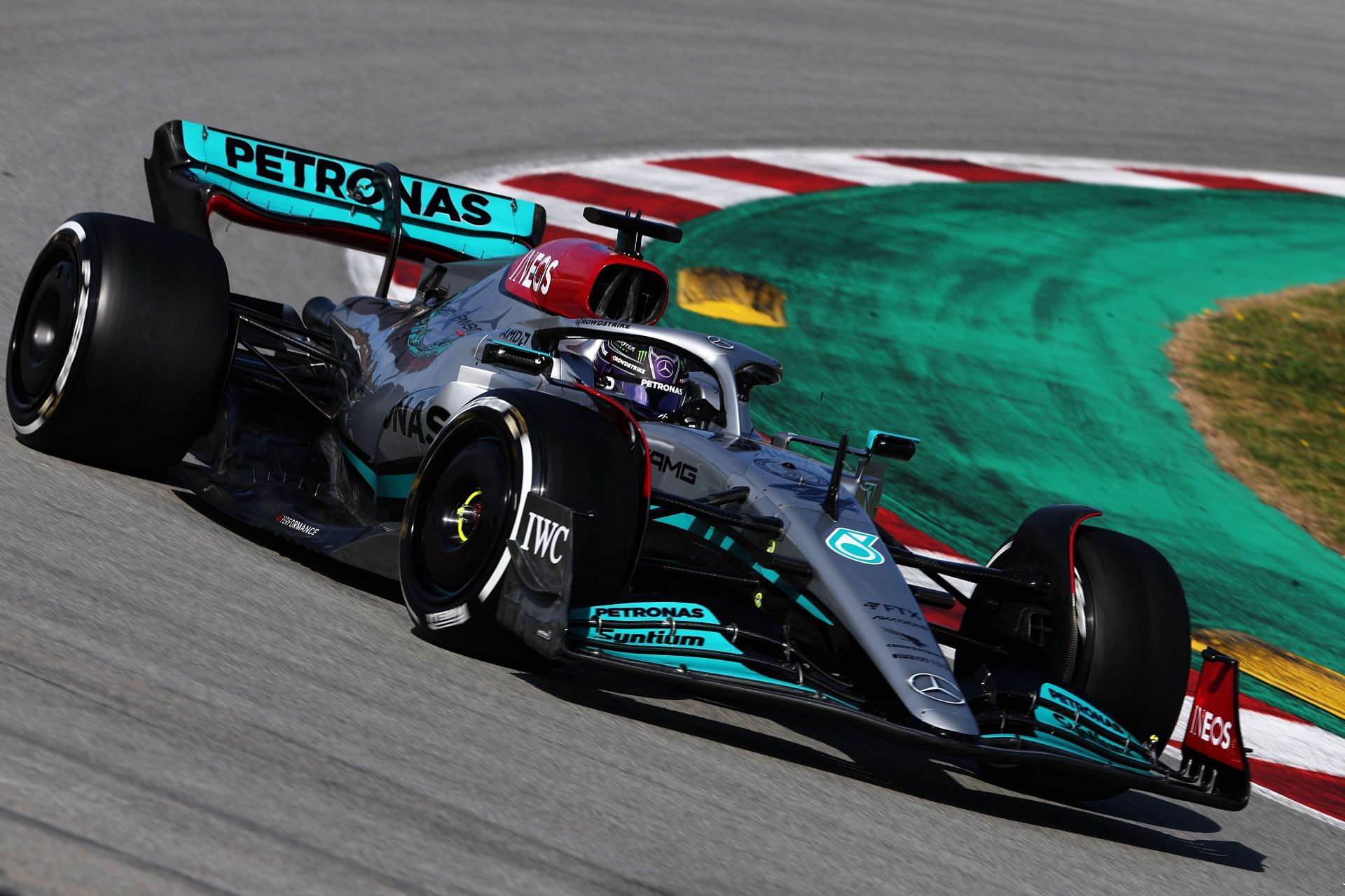 Lewis Hamilton tests the Mercedes W13 at Circuit de Catalunya. (Photo by Mark Thompson/Getty Images)