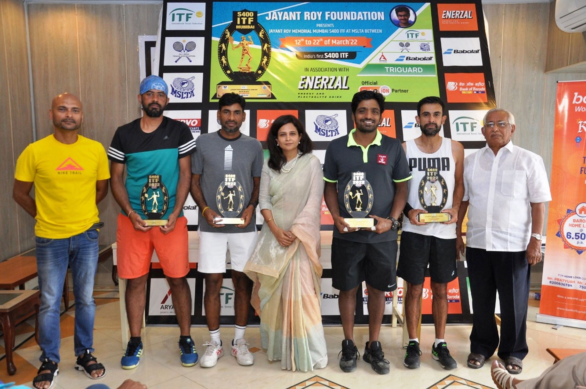 Tournament Director Nikhil Rao (From L), 35+ doubles runners-up Vikas Choudhari &amp; Ravindra Pandey, Pallavi Roy, winners Ranjeet Murugesan &amp; Aditya Khanna, MSLTA Life President Sharad Kannamwar. (Pic credit: MSLTA)