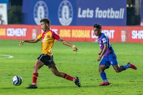 SC East Bengal's Naorem Mahesh gets away from Bengaluru FC's Damaitphang Lyngdoh (Image Courtesy: ISL Media)