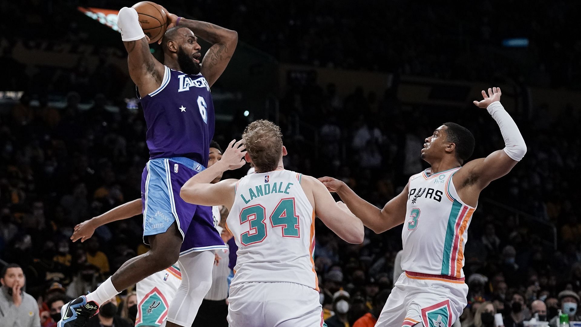 The visiting LA Lakers are hoping to win the season series 3-1 against the San Antonio Spurs on Monday. [Photo: Spectrum SportsNet]