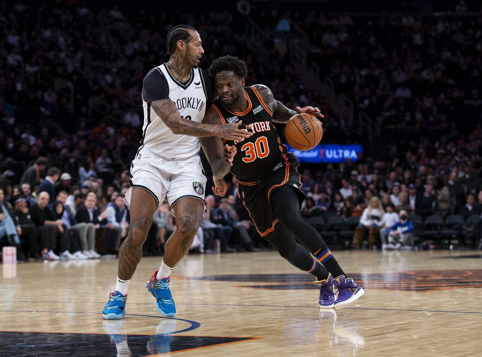 Julius Randle attempts to drive to the rim.