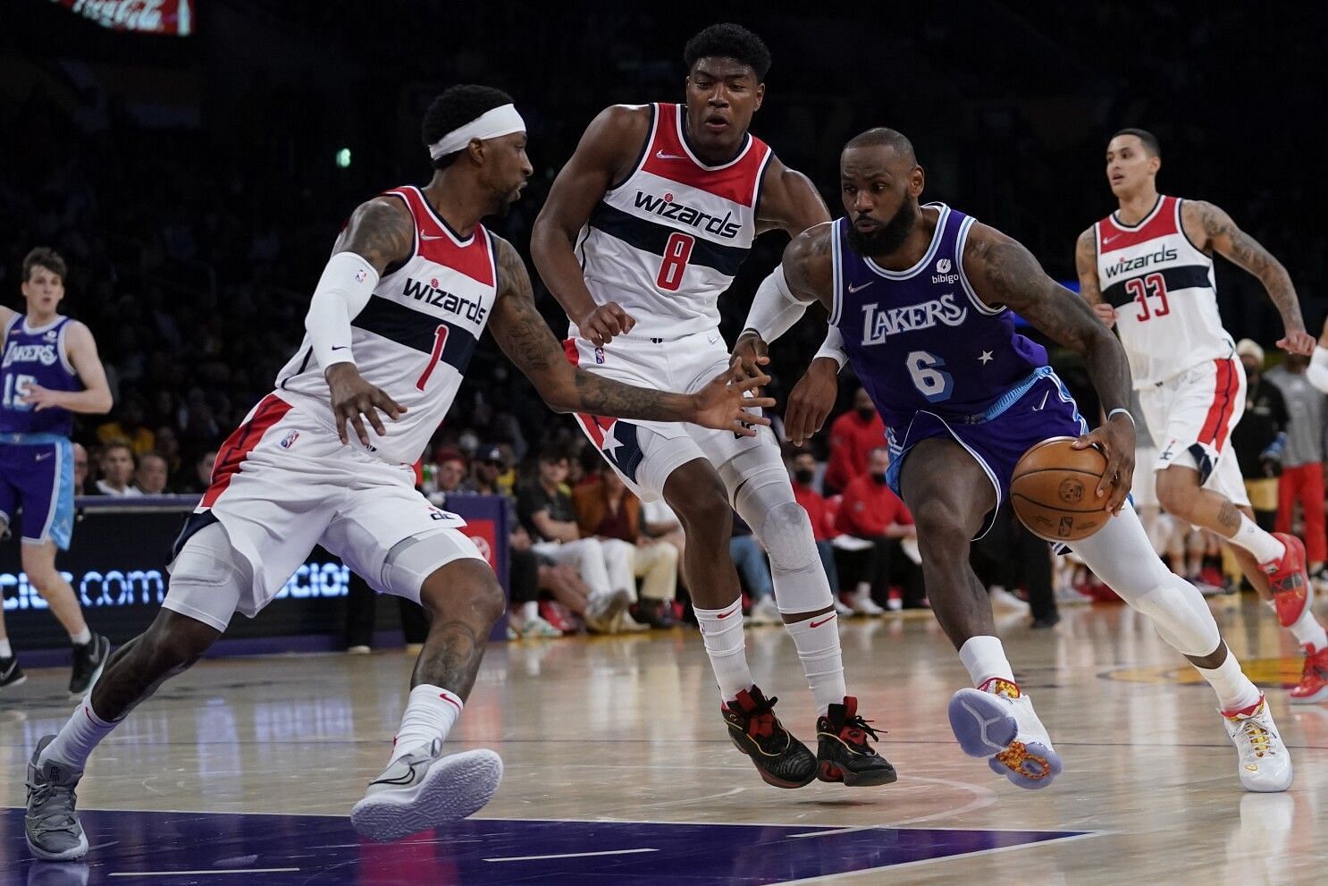LeBron James erupted for 50 points the last time the LA Lakers battled the Washington Wizards. [Photo: Los Angeles Times]