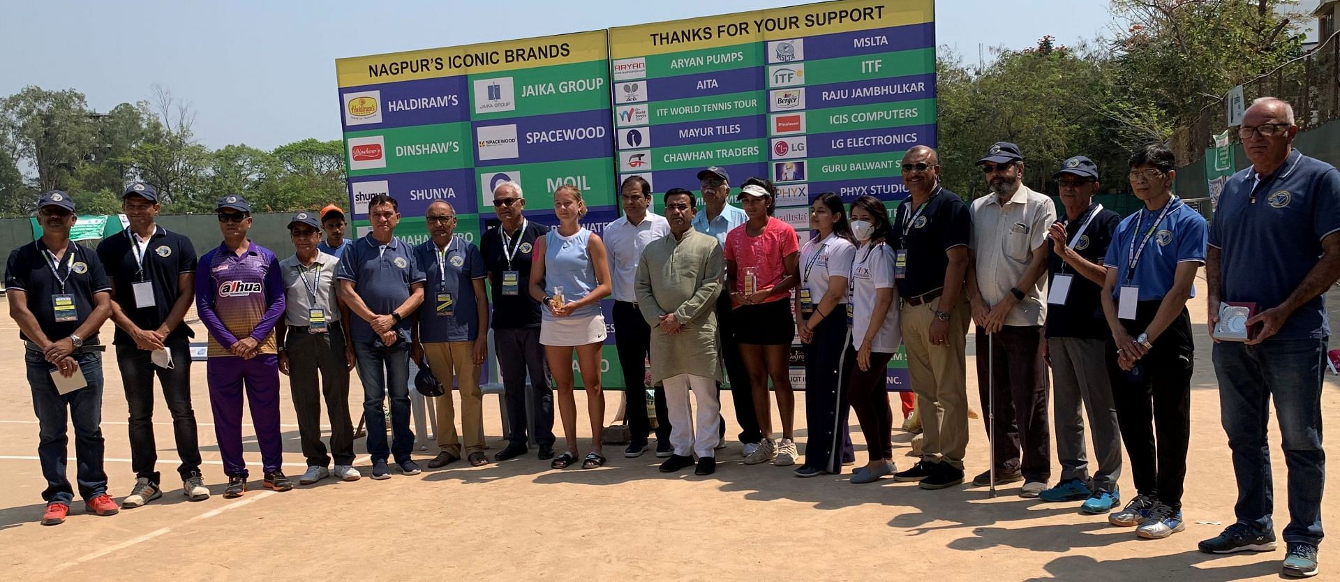 Women&#039;s singles finalists Sahaja Yamalapalli of India and Emily Seibold of Germany with the guests in Nagpur on Sunday. (Pic credit: NDHTA)
