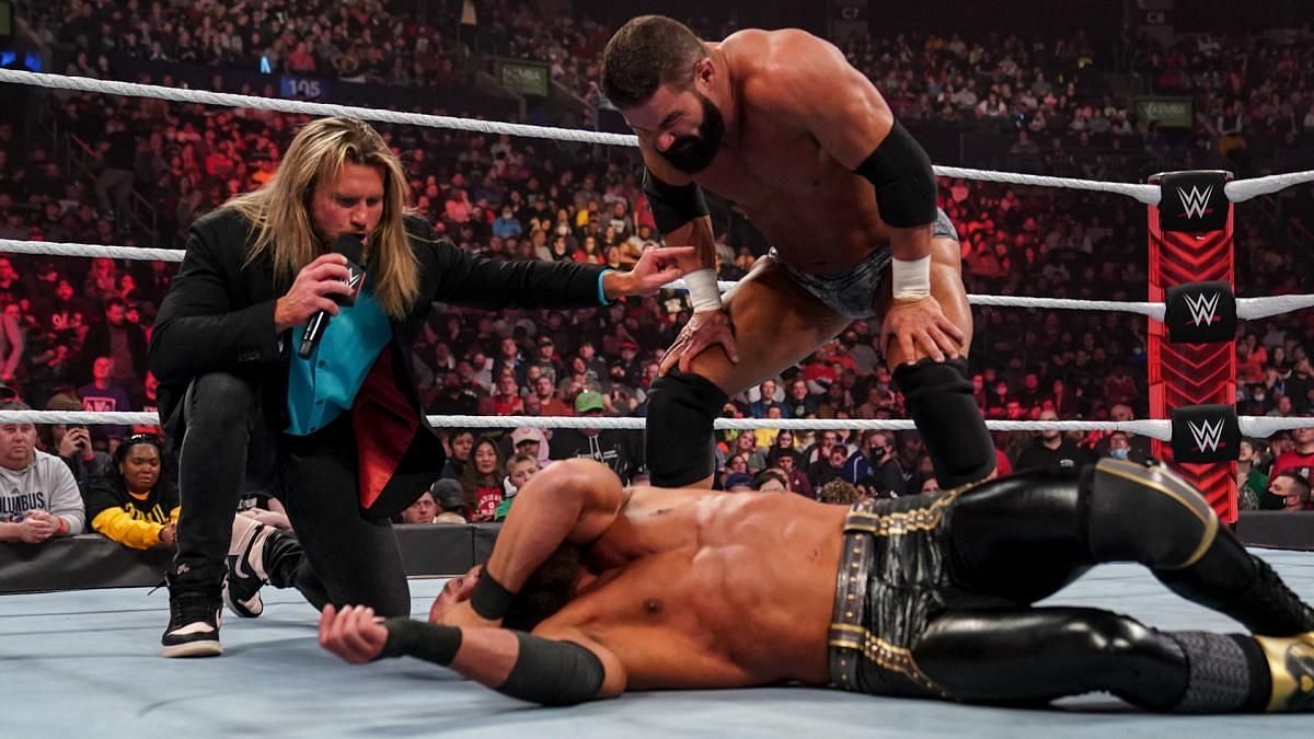 WWE Raw में NXT सुपरस्टार टॉमैसो सिएम्पा के ऊपर अटैक करते हुए डॉल्फ जिगलर और रॉबर्ट रूड 