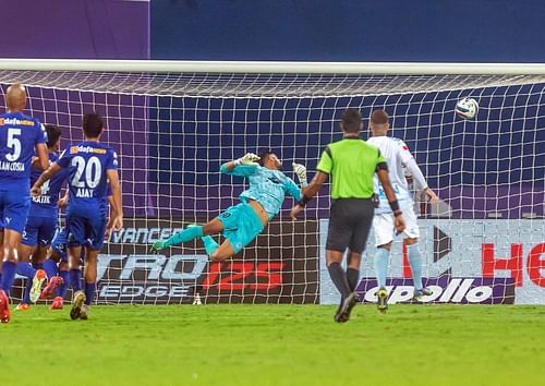 Bengaluru FC goalkeeper Lara Sharma making a flying save against Odisha FC. (Image Courtesy: Twitter/bengalurufc)