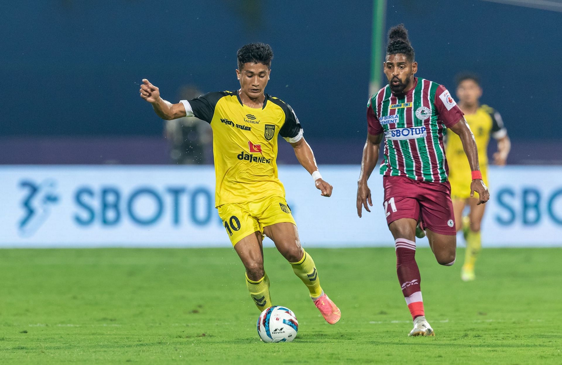 Hyderabad FC&#039;s Yasir Mohammad and ATK Mohun Bagan&#039;s Roy Krishna vying for the ball (Image Courtesy: ISL)