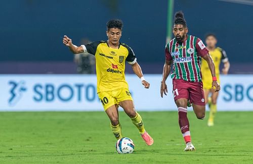 Hyderabad FC's Yasir Mohammad and ATK Mohun Bagan's Roy Krishna vying for the ball (Image Courtesy: ISL)