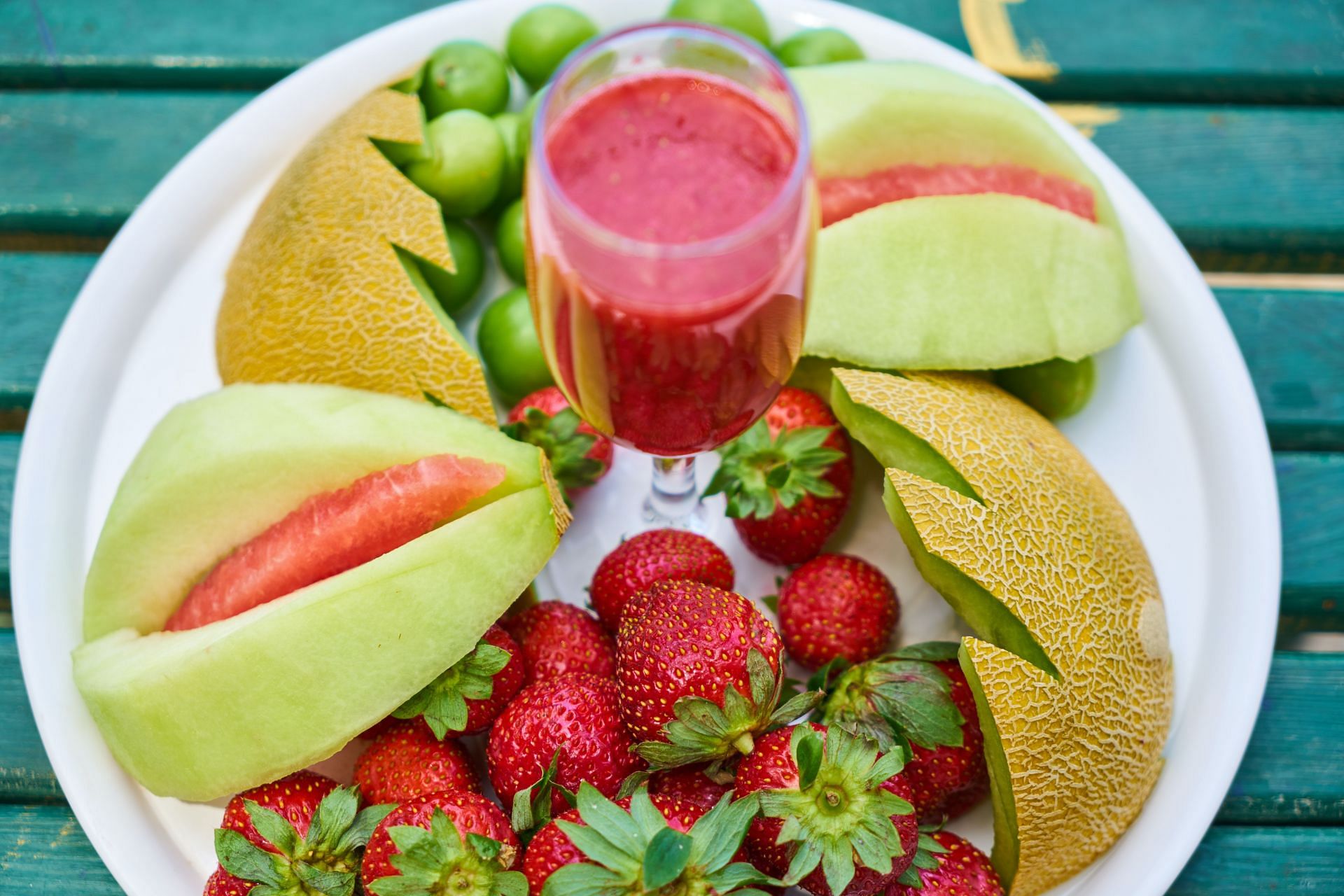 Fruit juice helps ease the symptoms of foodborne illness and prevent dehydration (Image via Pexels/Engin Akyurt)