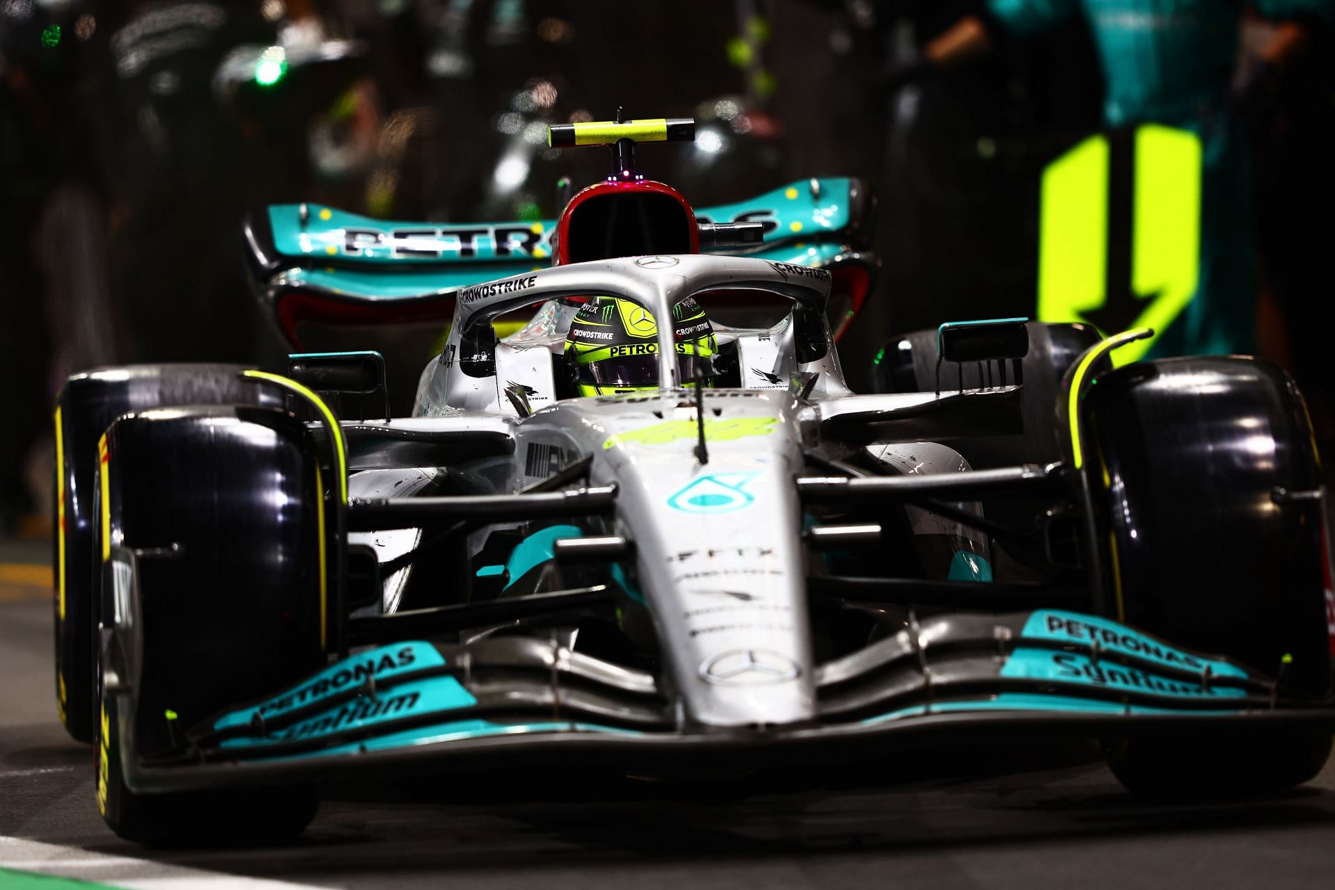 Lewis Hamilton en route to his P10 finish in the 2022 F1 Saudi Arabian GP (Photo by Mark Thompson/Getty Images)