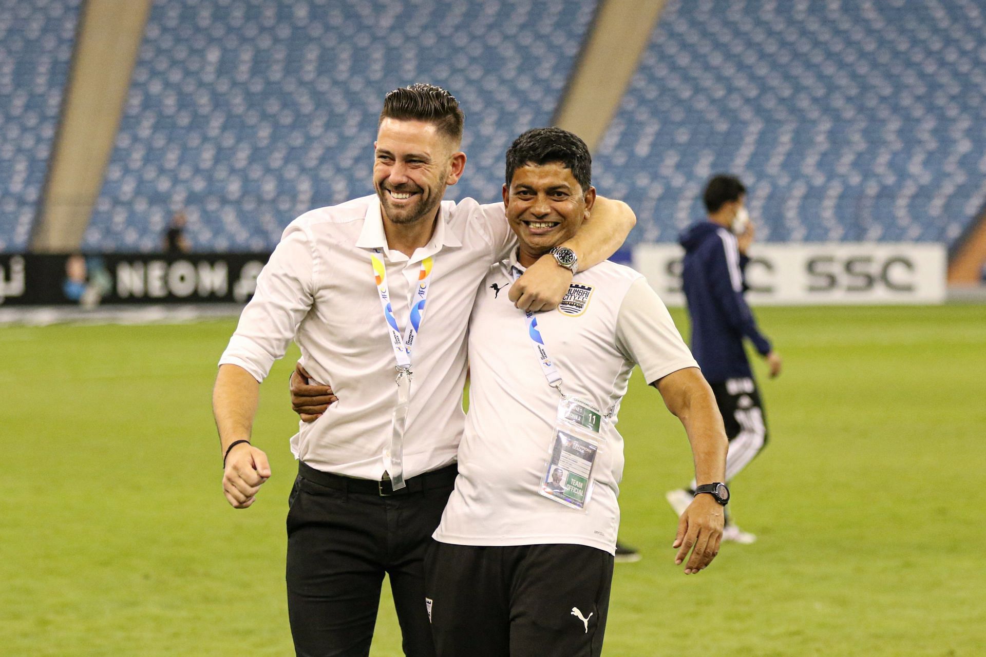 Mumbai City FC head coach Des Buckingham (L) celebrating after their victory. (Image Courtesy: Mumbai City FC)