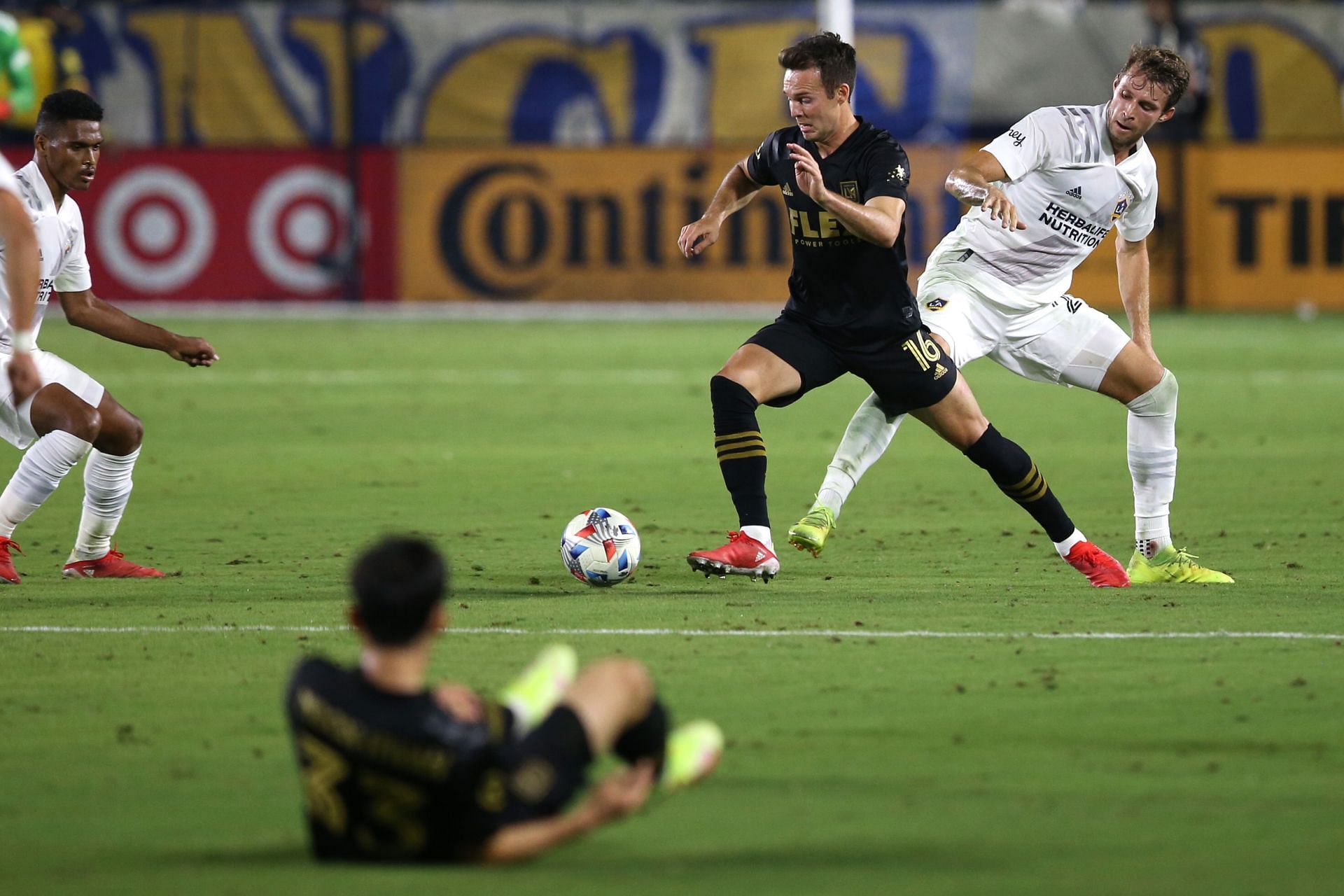 Chicharito scores twice to lift LA Galaxy past Portland Timbers - ABC7 Los  Angeles