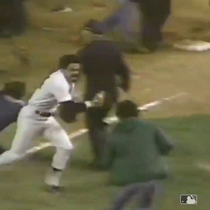 When Reggie Jackson was plowing fans after the 1977 World Series😂 via, Reggie  Jackson