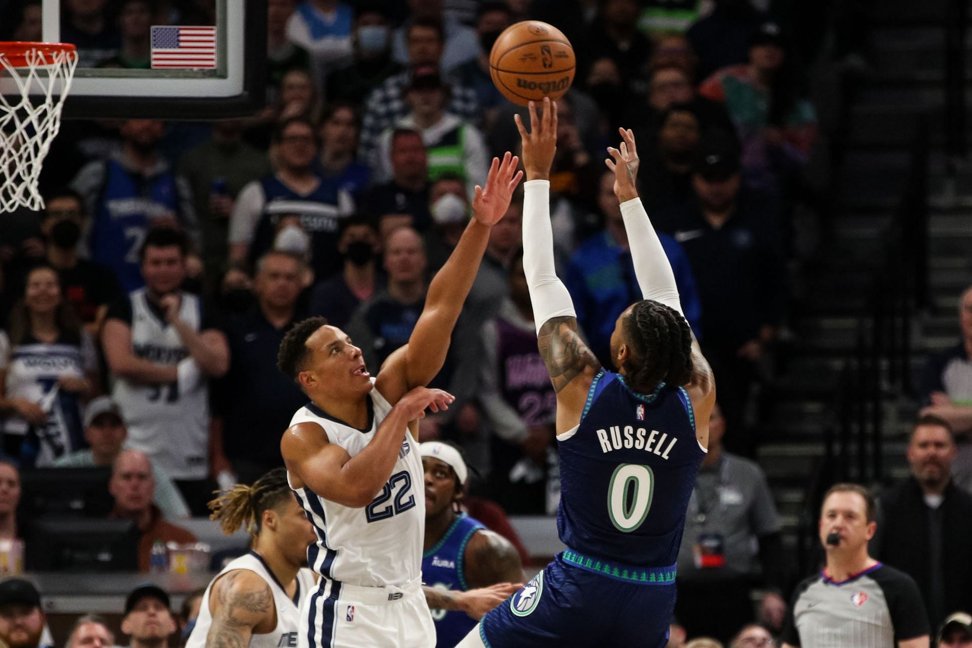 D'Angelo Russell shoots over Desmond Bane.