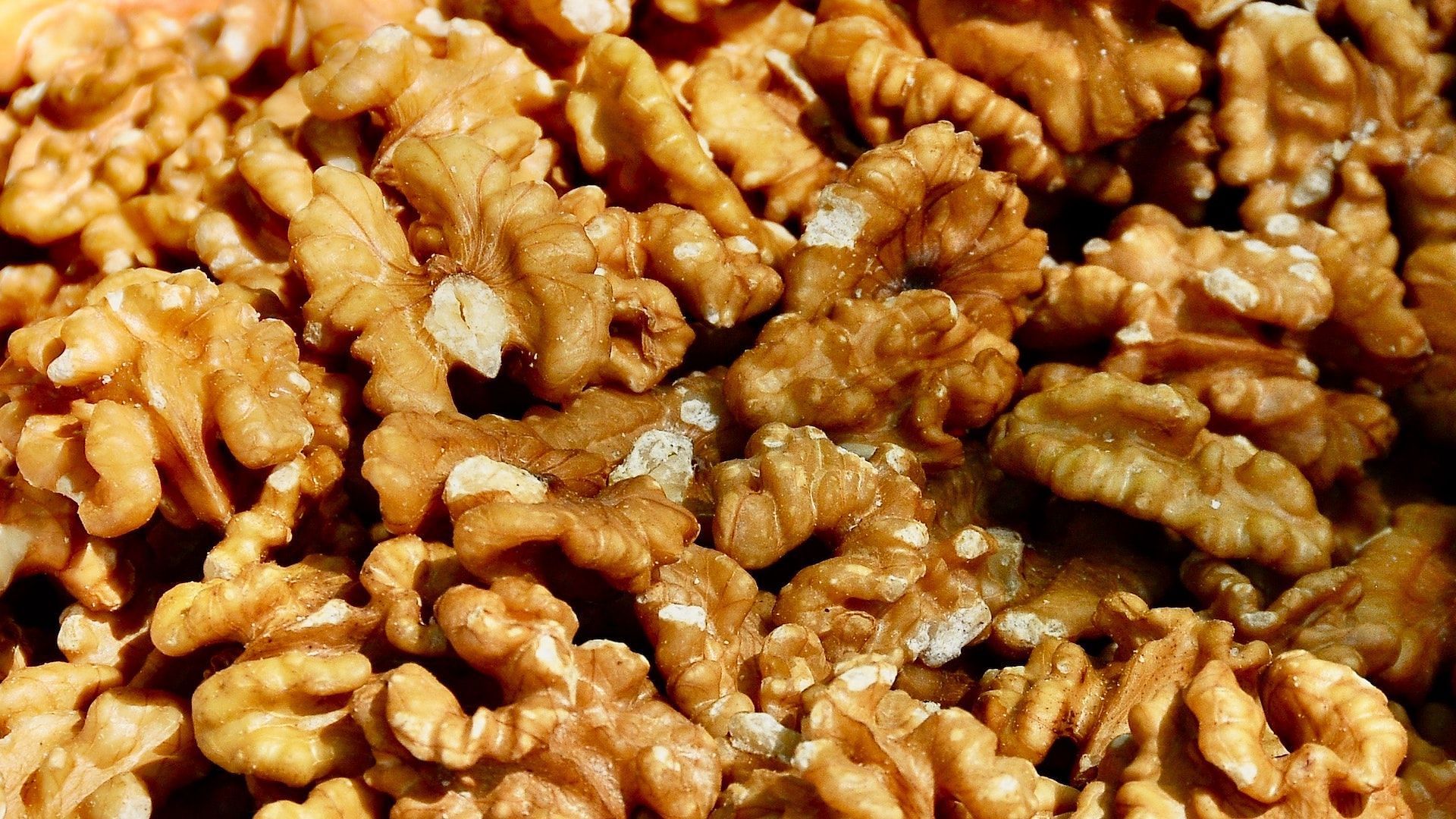 A shape of the walnut resembles a human brain (Image via Pexels/Peter De Vink)