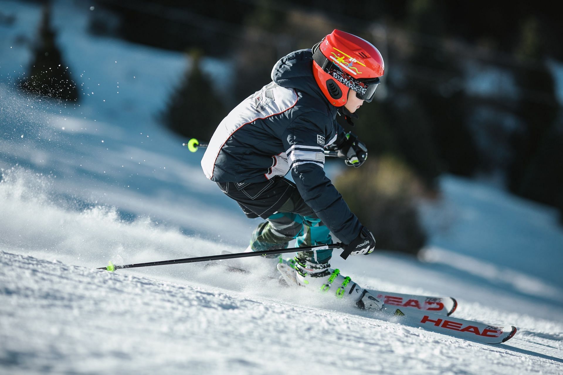 Downhill skiing is an excellent cardiovascular workout (Image via Pexels/Visit Almaty)