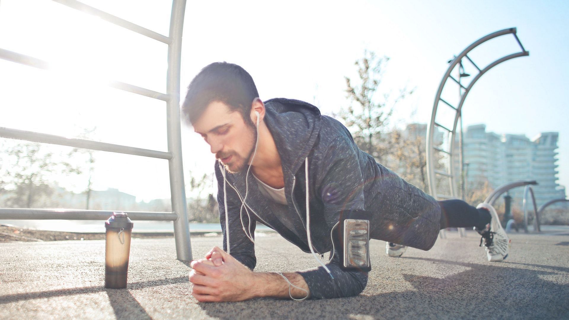 Afternoon workouts mean more sweat (Image via Pexels/Andrea Piacquadio)