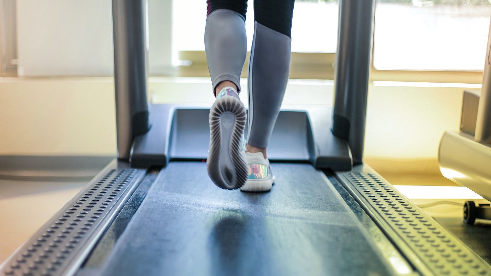 Treadmill runs may apply pressure to your joints. Image via Pexels/Andrea Piacquadio