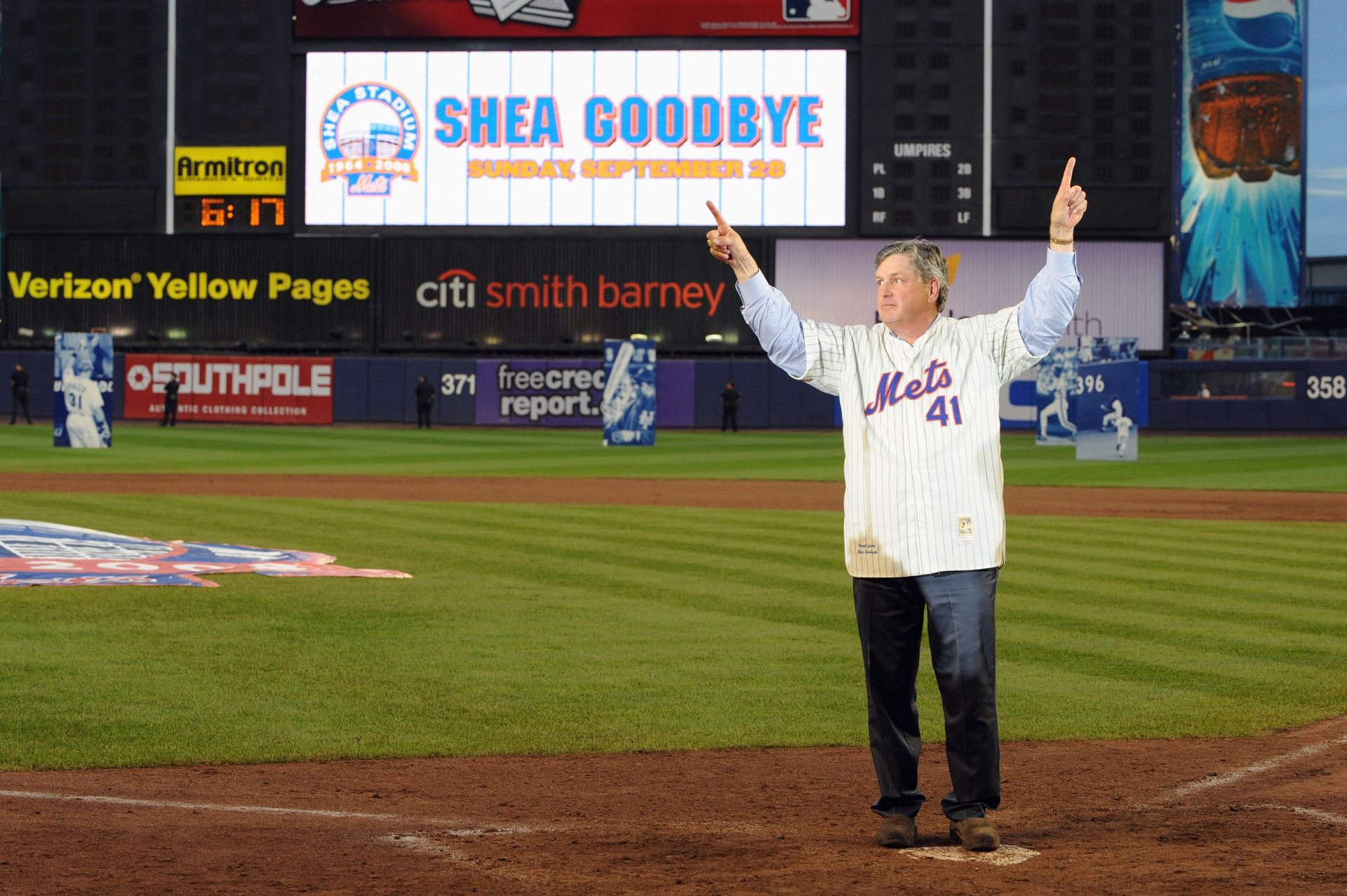 Tom Seaver in the final ever New York Mets home game at Shea Stadium
