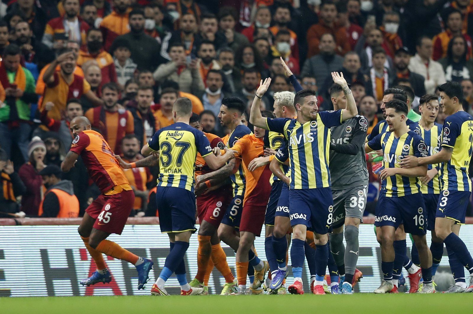 Fenerbahce square off against arch-rivals Galatasaray on Sunday