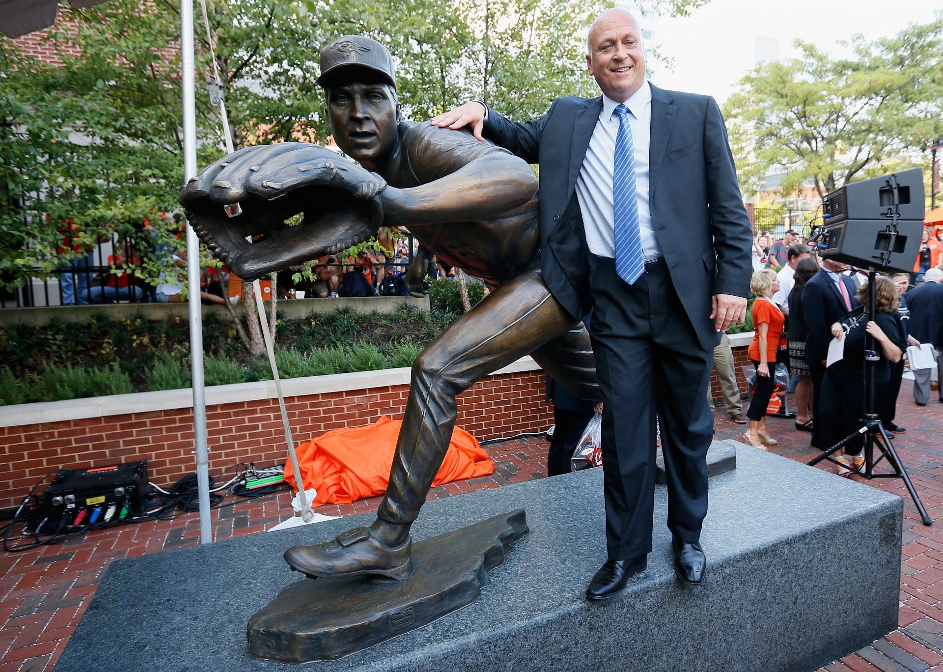 Cal Ripken Jr. standing next to his statue