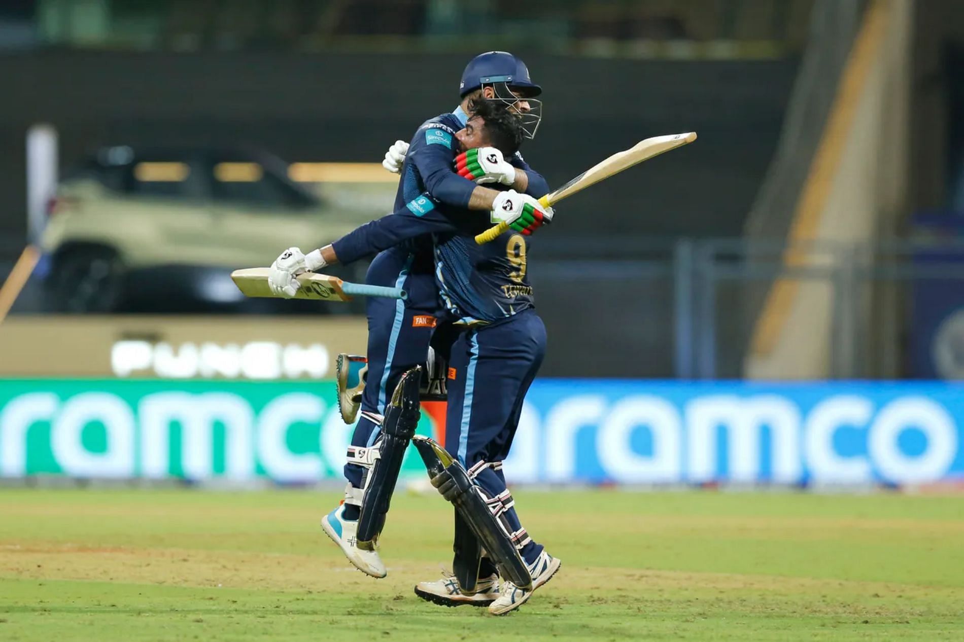 Rahul Tewatia and Rashid Khan celebrate Gujarat&rsquo;s thrilling win over Hyderabad. Pic: IPLT20.COM