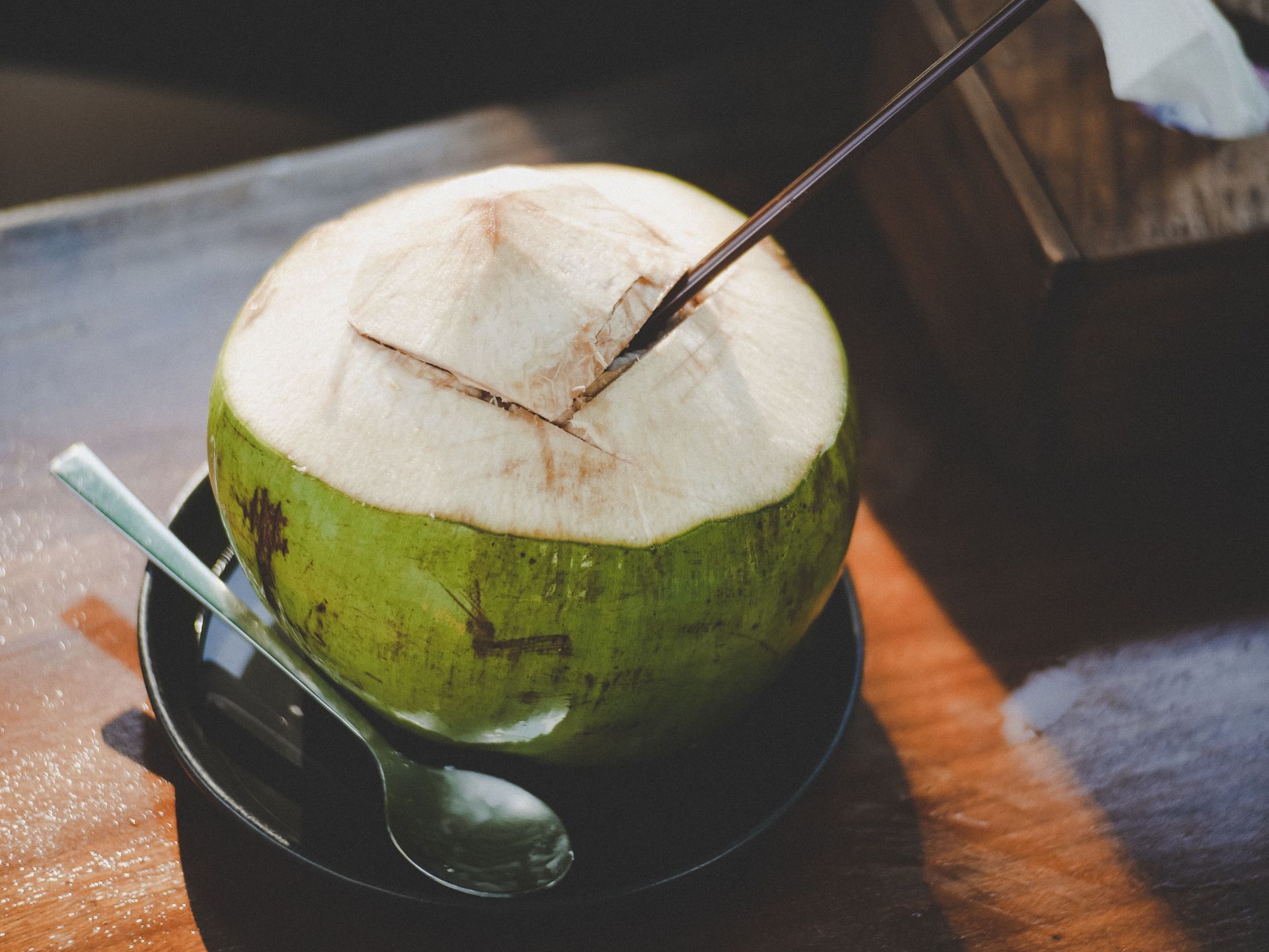 Refreshing &amp; hydrating coconut water (Image via Thunyarat Klaiklang / Pexels)
