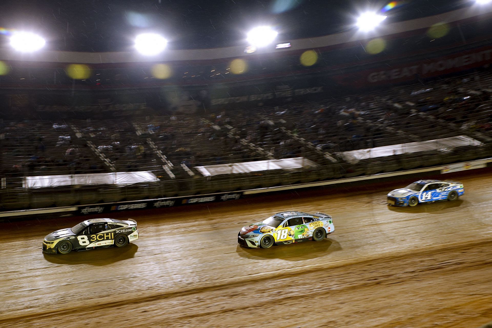 Tyler Reddick, Kyle Busch and Chase Briscoe race during the 2022 NASCAR Cup Series Food City Dirt Race at Bristol Motor Speedway in Tennessee. (Photo by Chris Graythen/Getty Images)