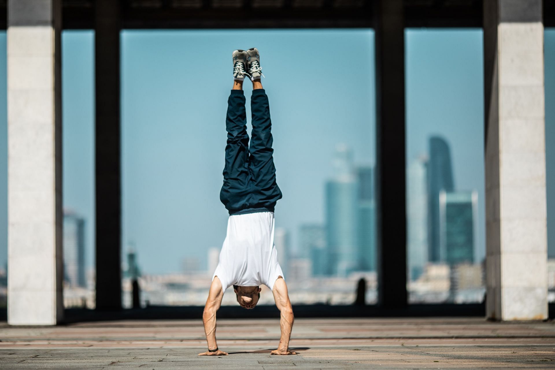 You can try effective calisthenic workouts instead of going to the gym. (Image via Niko Twisty/Pexels)