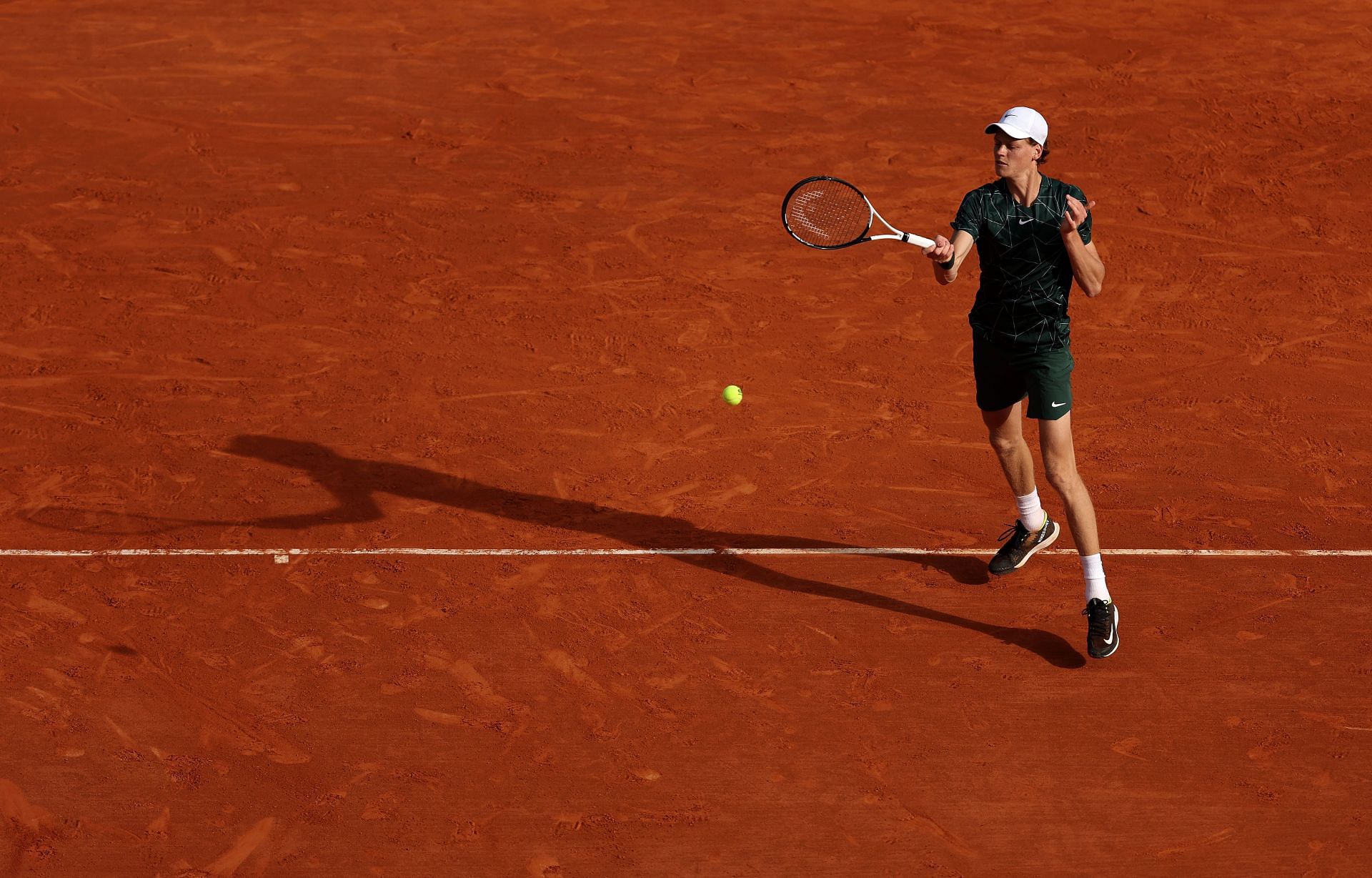Sinner plays a forehand in his match against Coric in Monte-Carlo