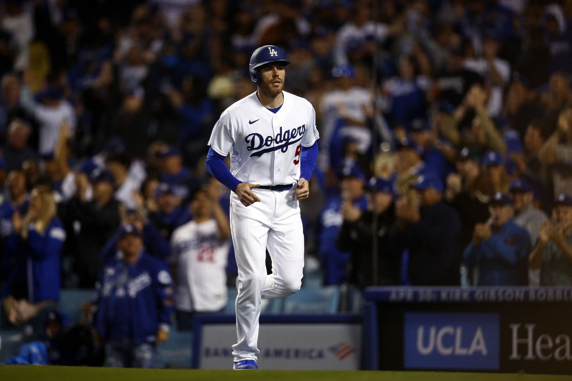 Freddie Freeman gets standing ovation in Dodgers Stadium debut