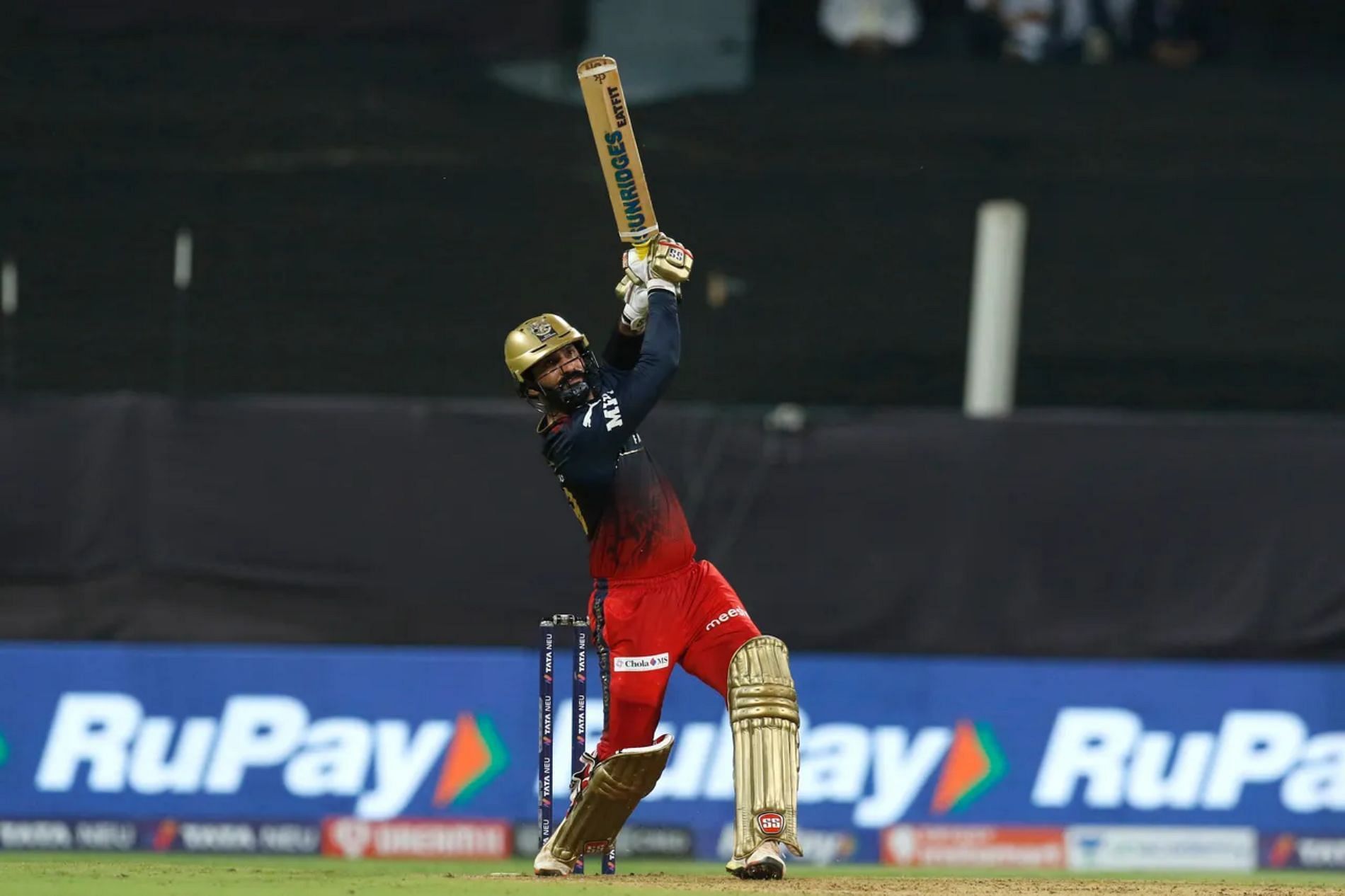 Dinesh Karthik hits a big one. Pic: IPLT20.COM