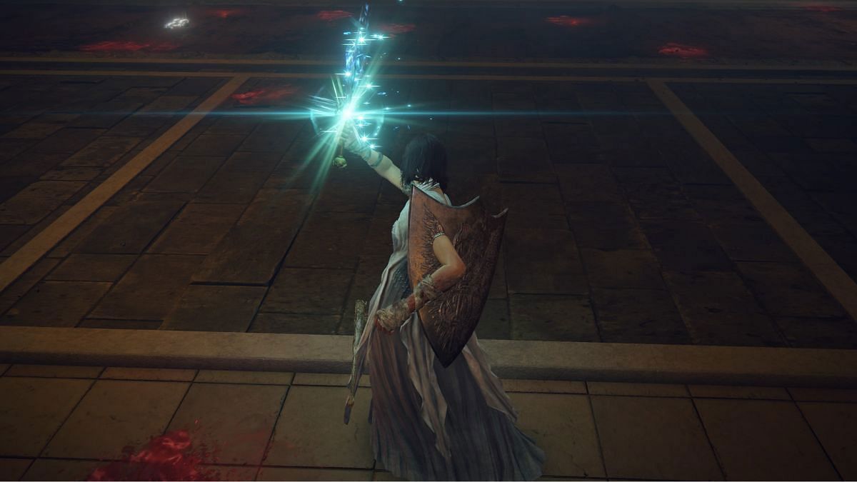 A player utilizes the Glintstone Kris dagger in Elden Ring (Image via FromSoftware Inc.)