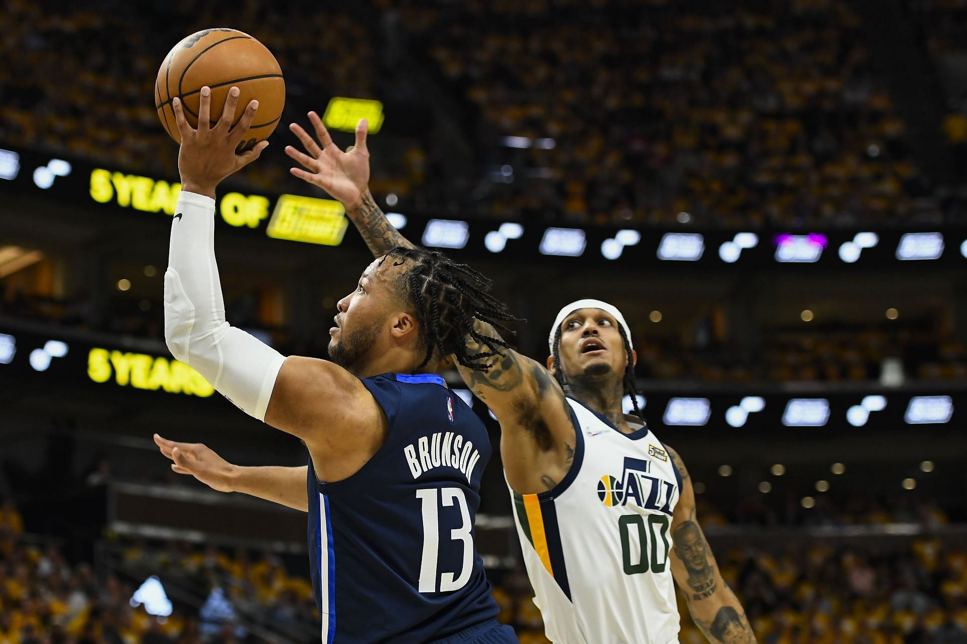 Jalen Brunson attempts to score on Jordan Clarkson.