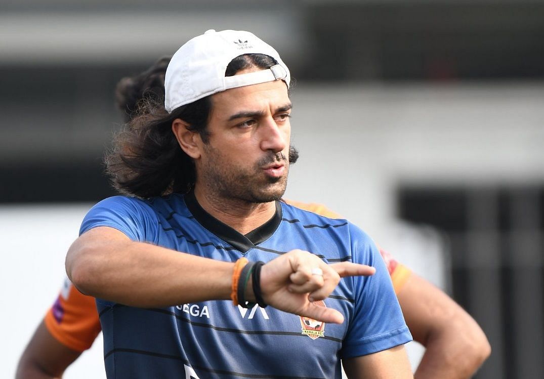 Gokulam Kerala FC head coach looks on as his players train. (Image Courtesy: Twitter/GokulamKeralaFC)