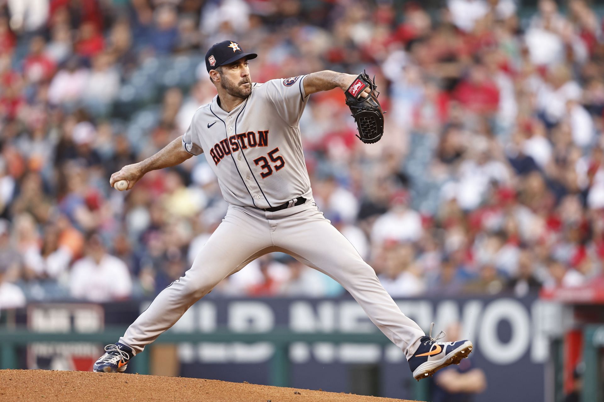 Justin Verlander pitches during Saturdy & # 039; s Astros v Angels game