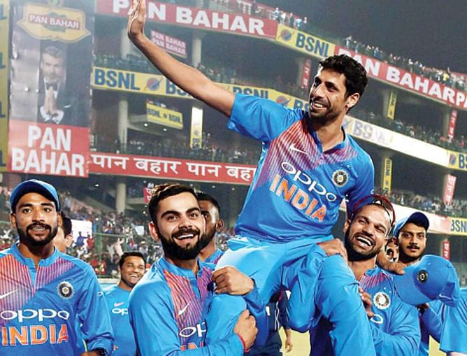 "Yoon hi muskurate raho"- Cricket fraternity extends birthday wishes as Ashish Nehra turns 43