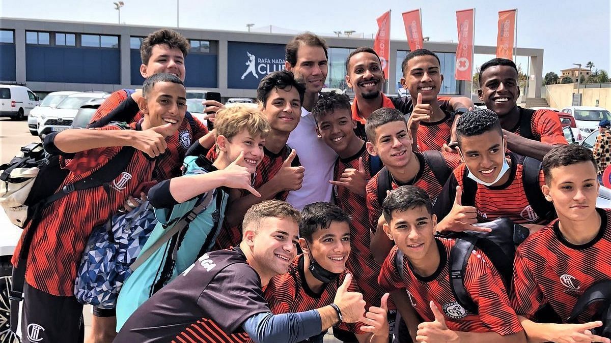 Nadal posing with youth football players in the East Mallorca Cup