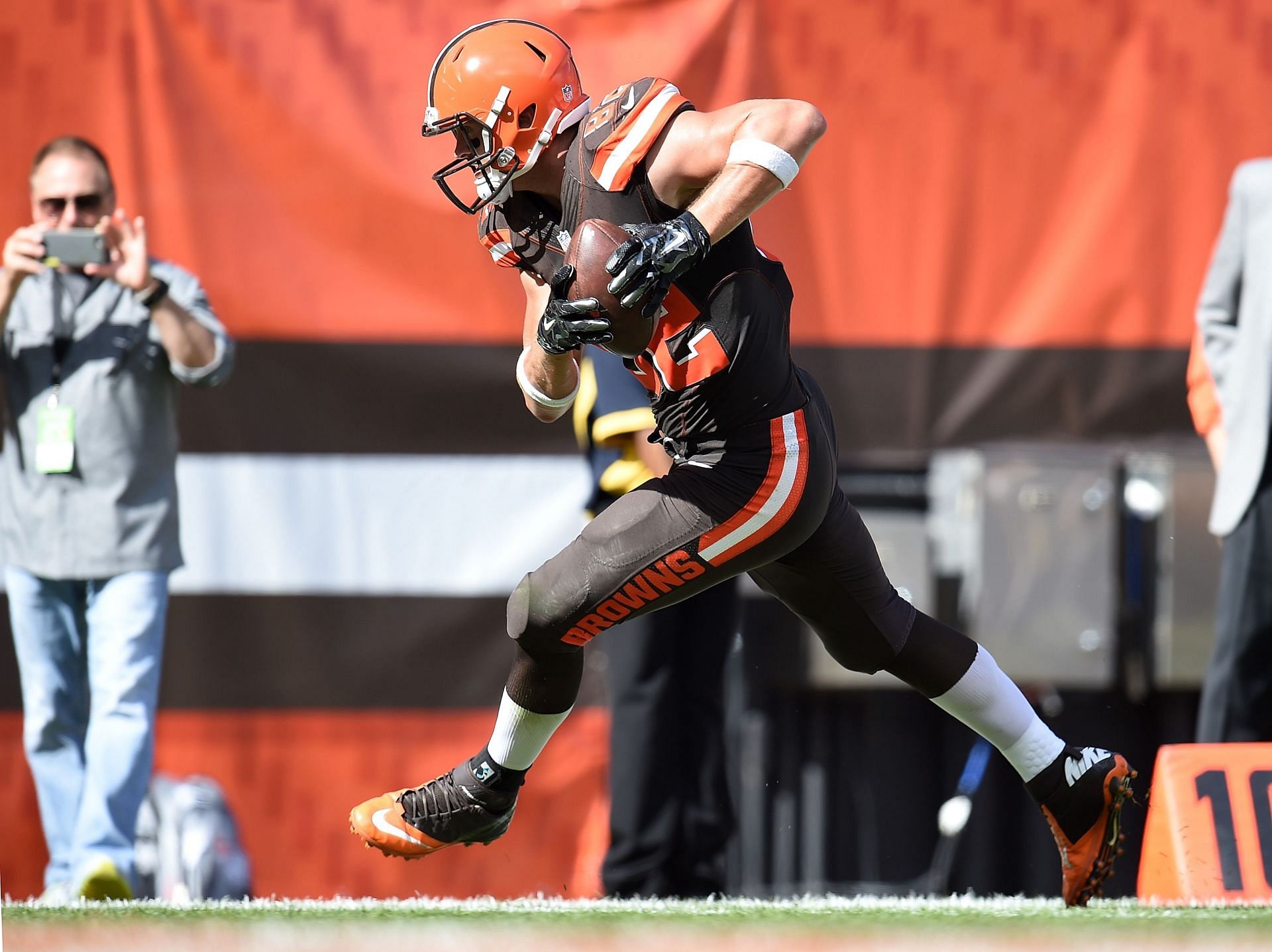 Former Browns tight end Gary Barnidge joins Reddit for an AMA