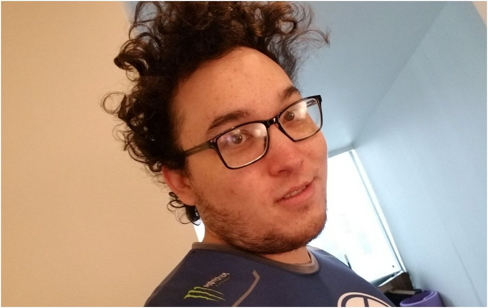 Legends of Runeterra streamer Swim has recently been the target of several allegations (Image via swimstrim/Twitter)