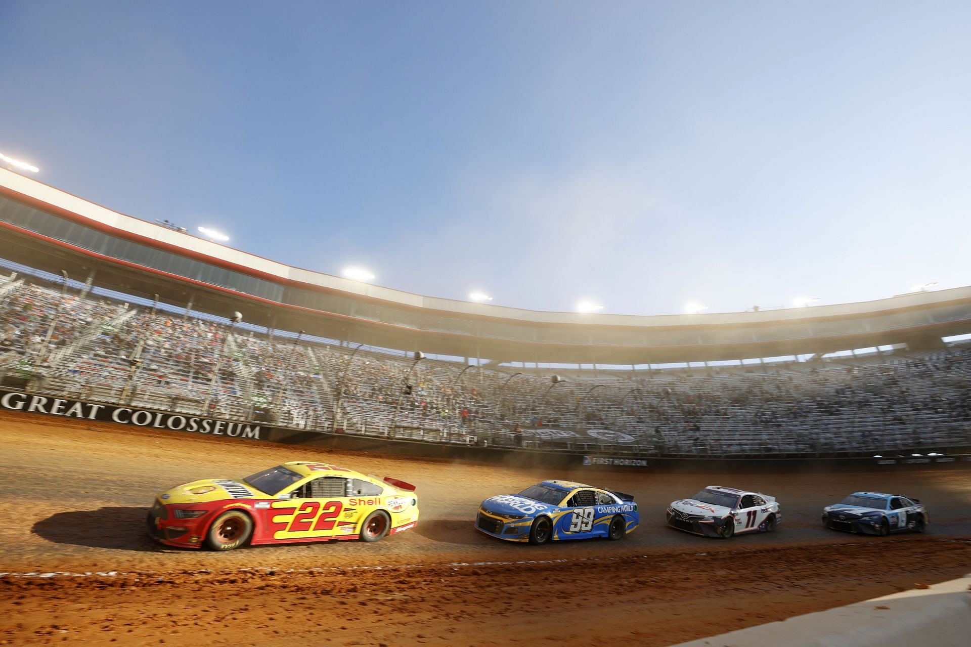 Joey Logano leads a pack of cars during the 2021 NASCAR Cup Series Food City Dirt Race at Bristol Motor Speedway in Tennessee (Photo by Chris Graythen/Getty Images)