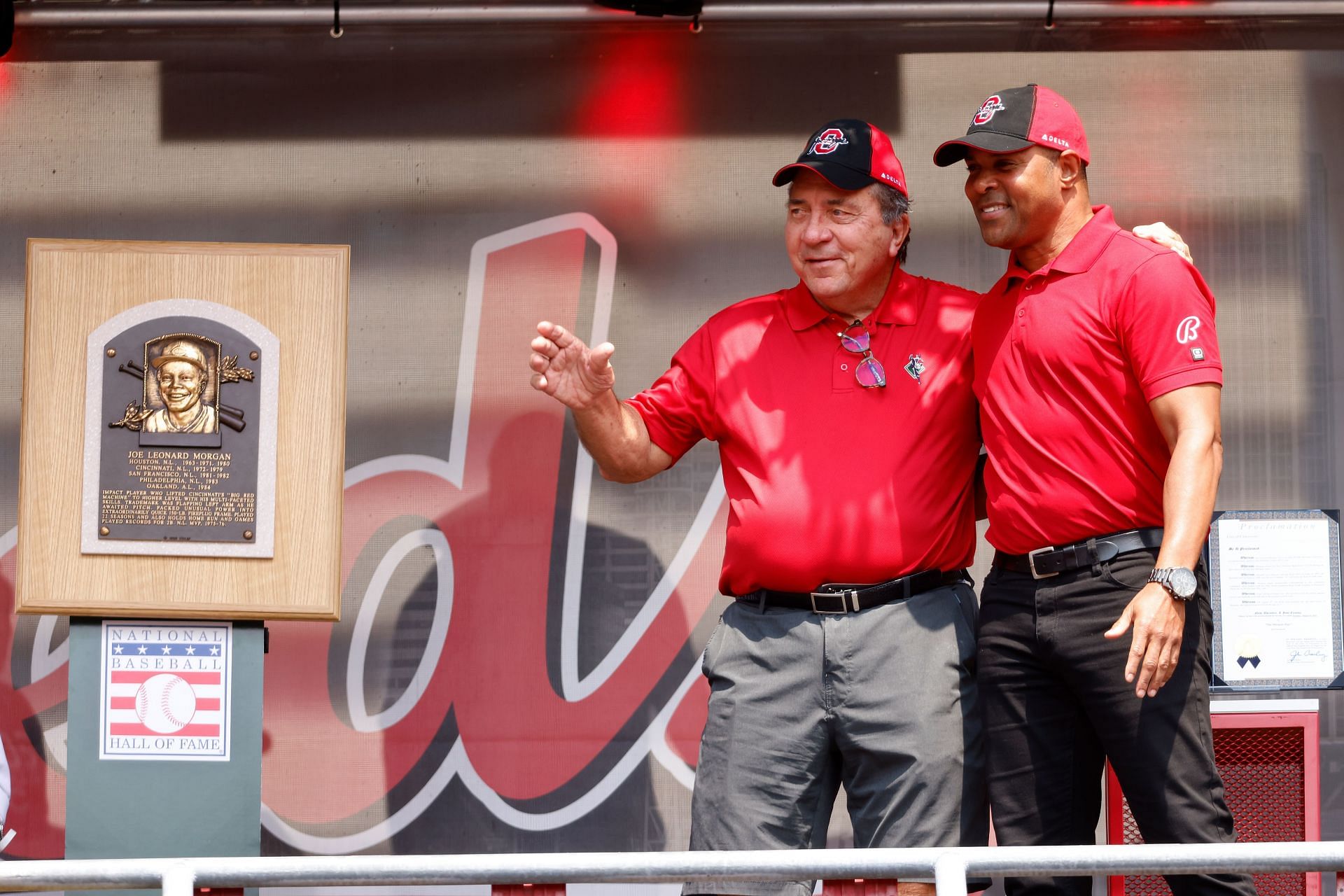 Legendary Cincinnati Reds slugger Johnny Bench (left) honored in 2021
