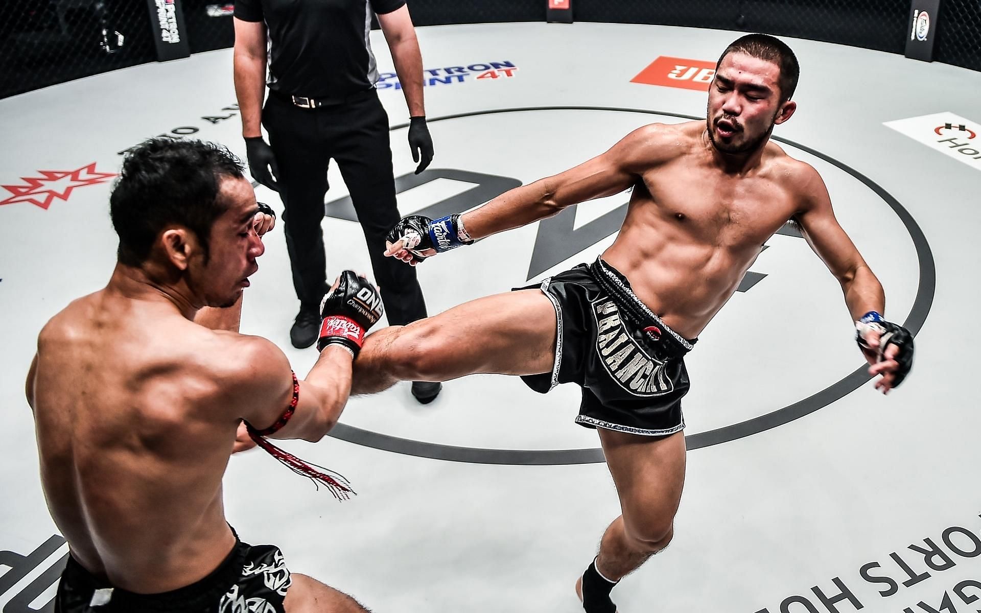 Sam-A Gaiyanghadao (left) and Prajanchai P.K. Saenchaimuaythaigym (right) put on a show back in 2021. (Image courtesy of ONE Championship)