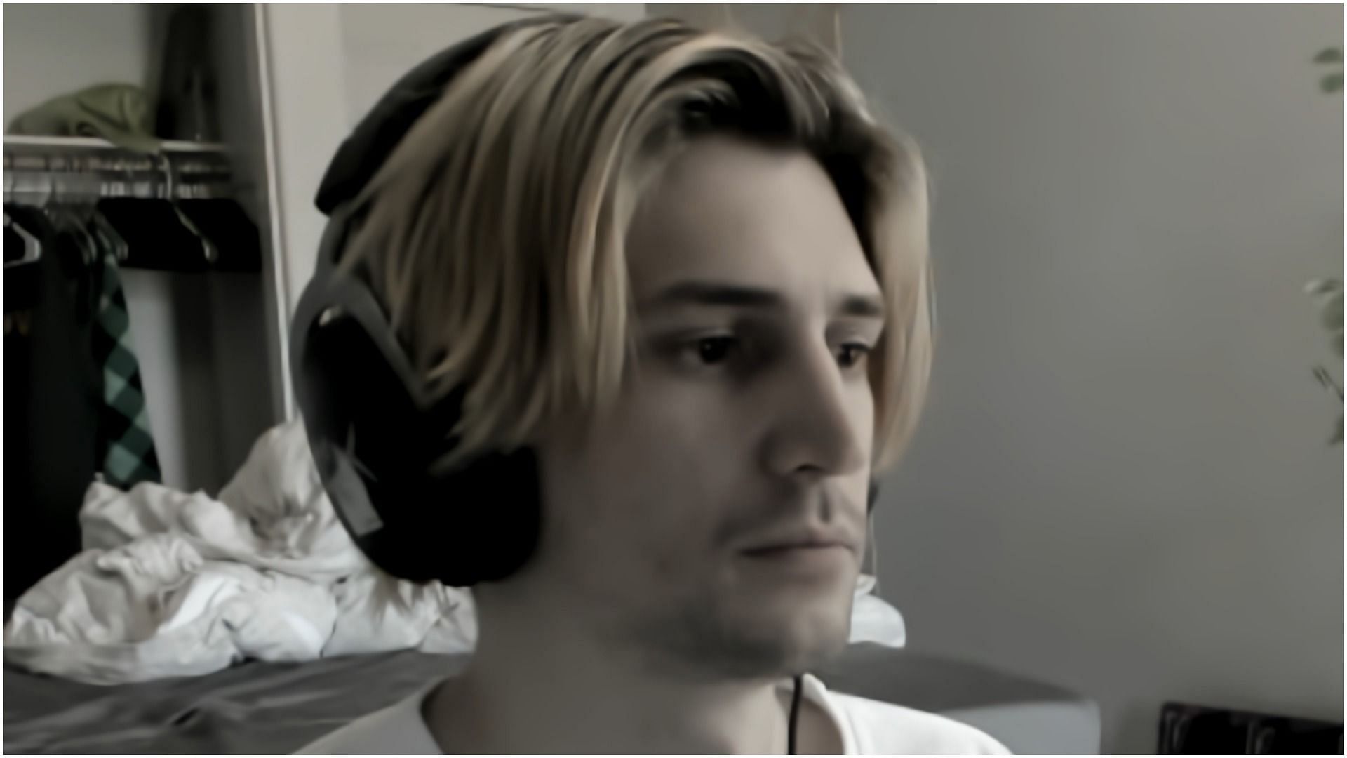 xQc revealed on stream that he&#039;s seeing a doctor because of sleep problems (Image via xQc/Twitter)