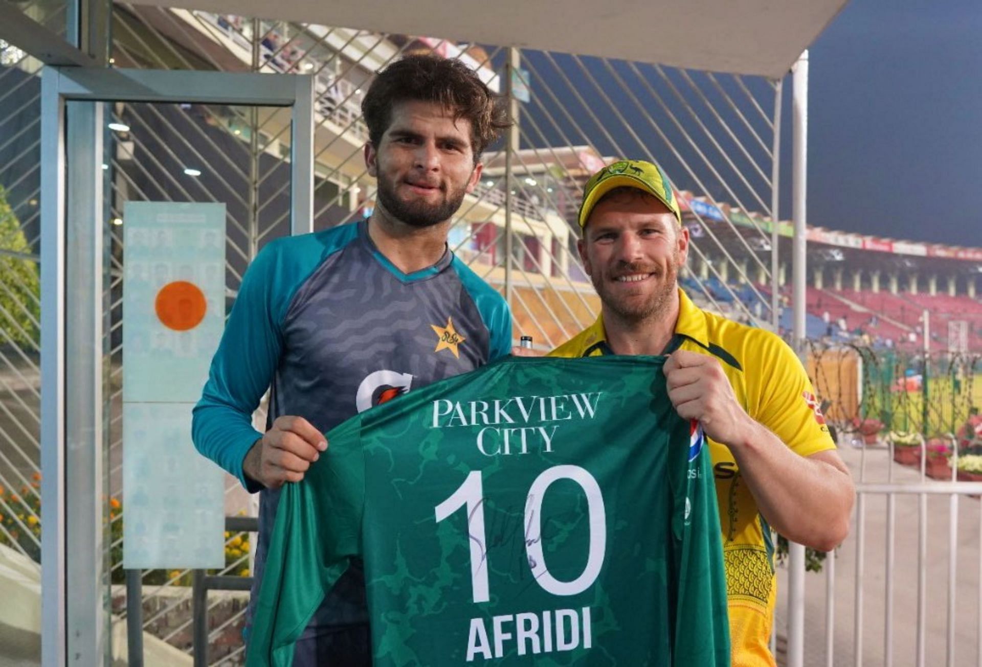 Shaheen Afridi presenting a special jersey to Aaron Finch (PC: PCB/Instagram)