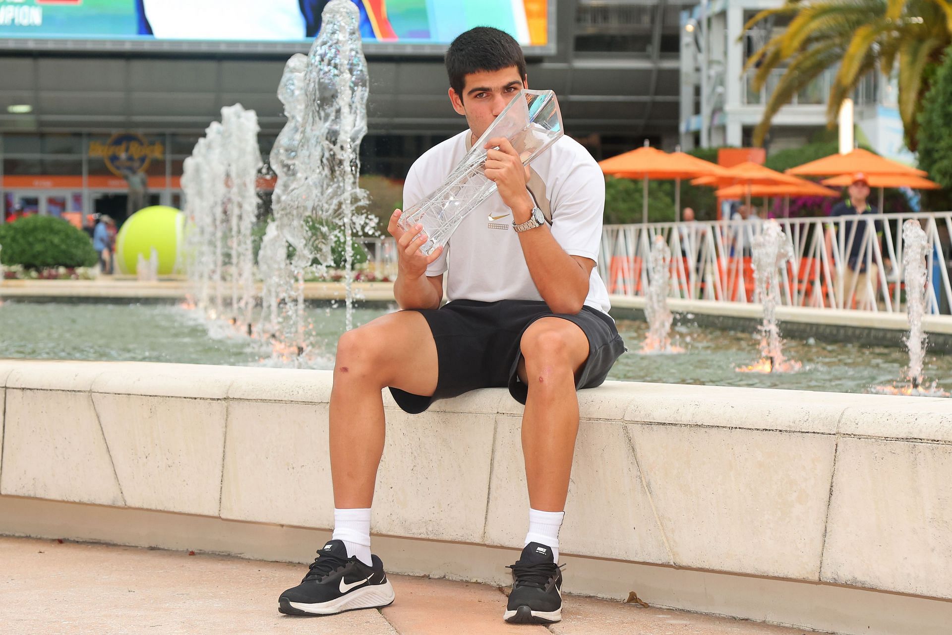 Carlos Alcaraz with the 2022 Miami Open trophy