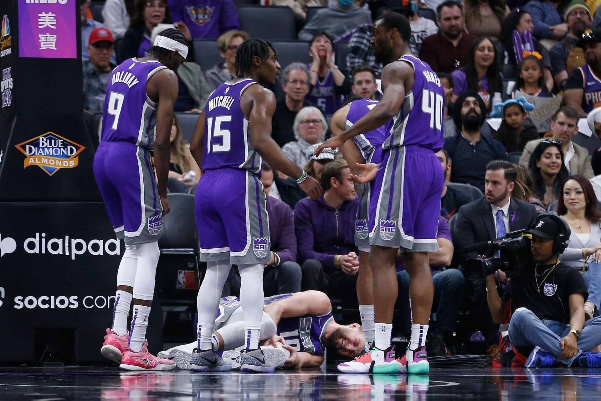 Domantas Sabonis of the Kings holds his knee.